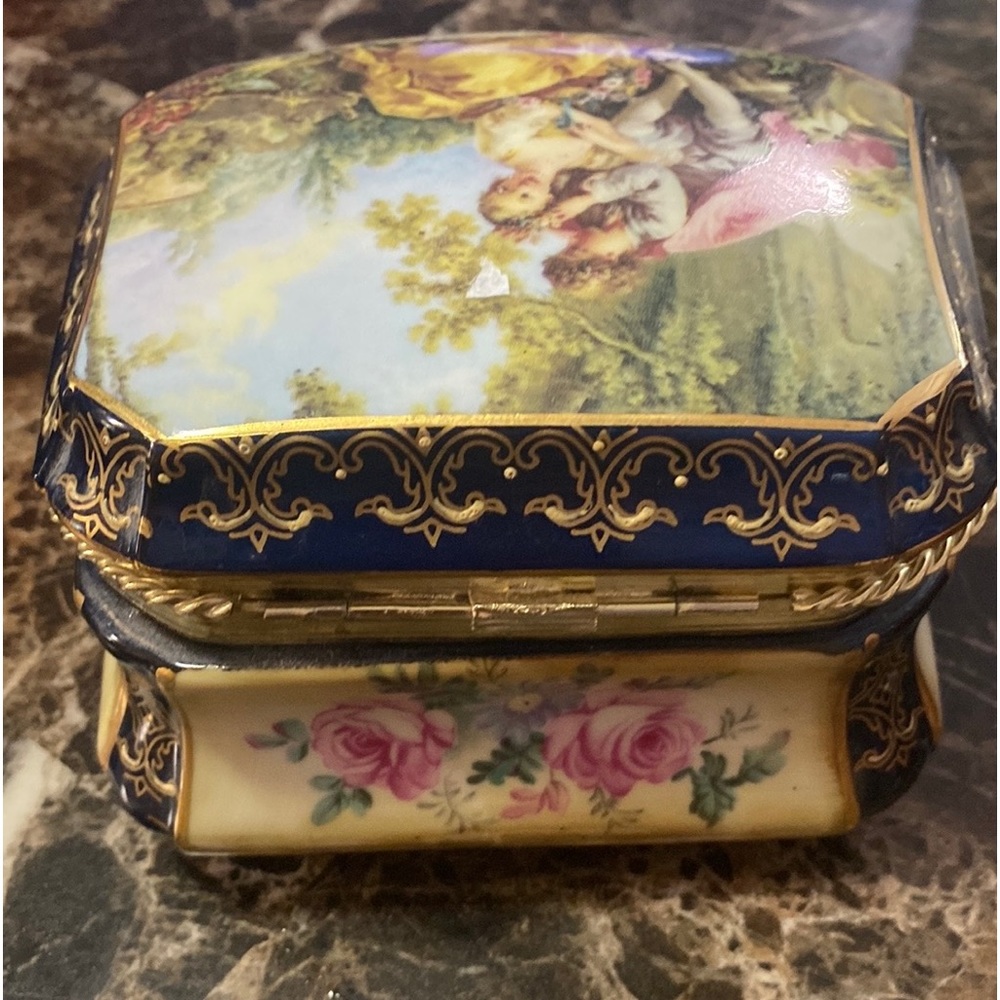 Beautiful Limoges trinket box.   Great condition no chips